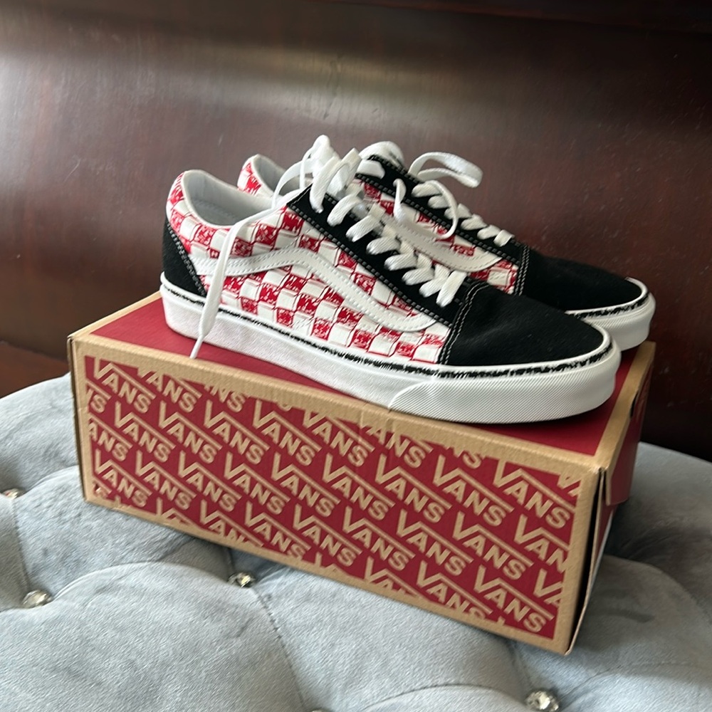 Like new, men’s size 10 (Otw sidewall) Red/White Vans